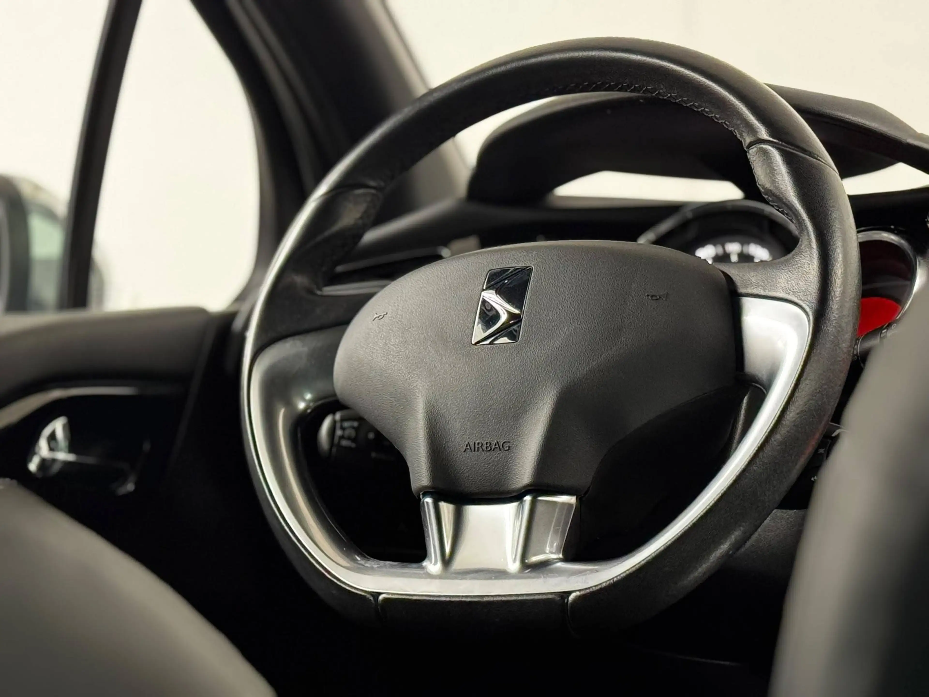 DS Automobiles DS 3 1.6 HDI 92 CV BUSINESS 1ere MAIN CLIM REG JA — photo 11