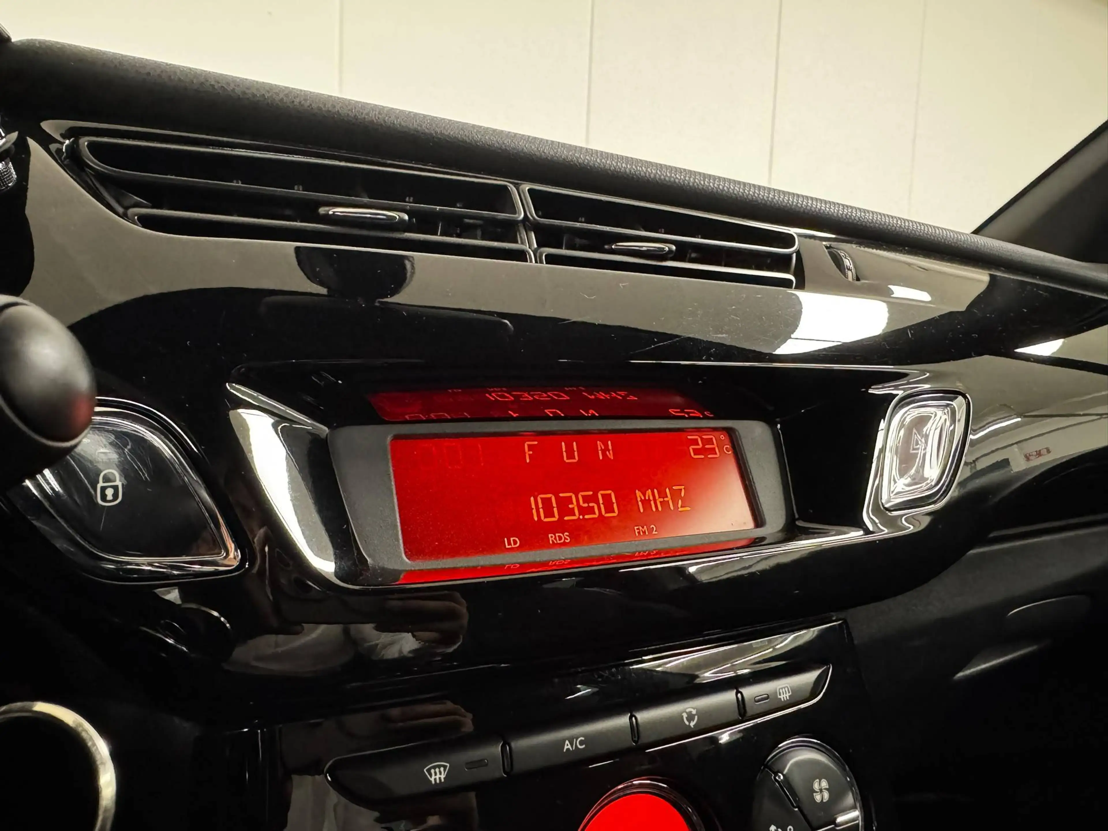 DS Automobiles DS 3 1.6 HDI 92 CV BUSINESS 1ere MAIN CLIM REG JA — photo 14