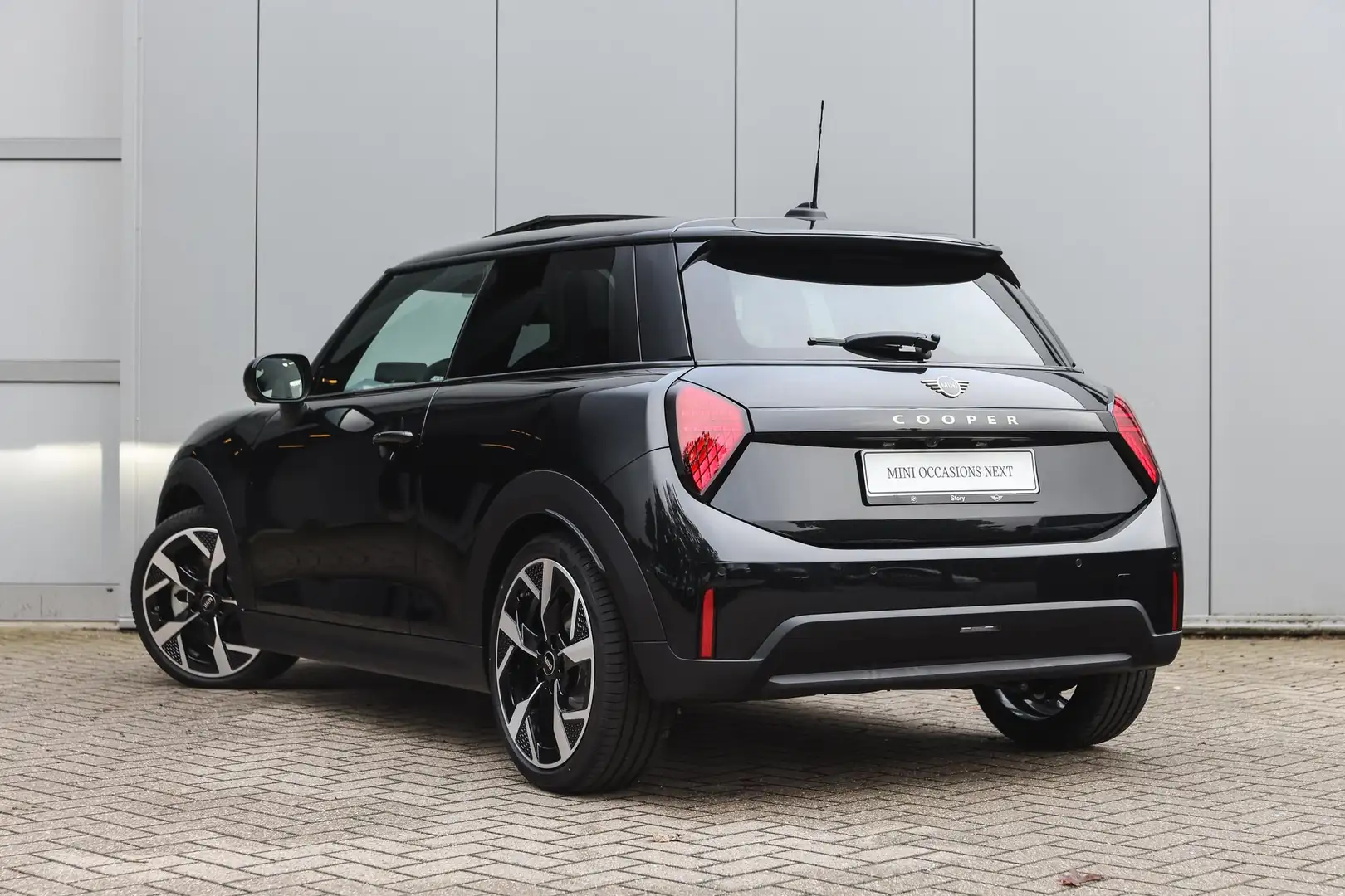 MINI Cooper C Hatchback Automaat / Favoured Trim / Pakket M / 18 Negro - 2