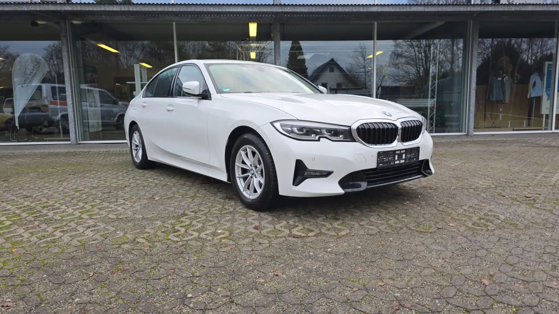 BMW 320 d Lim. Sport Line LED Nav ACC Side Teilleder Weiß - 2