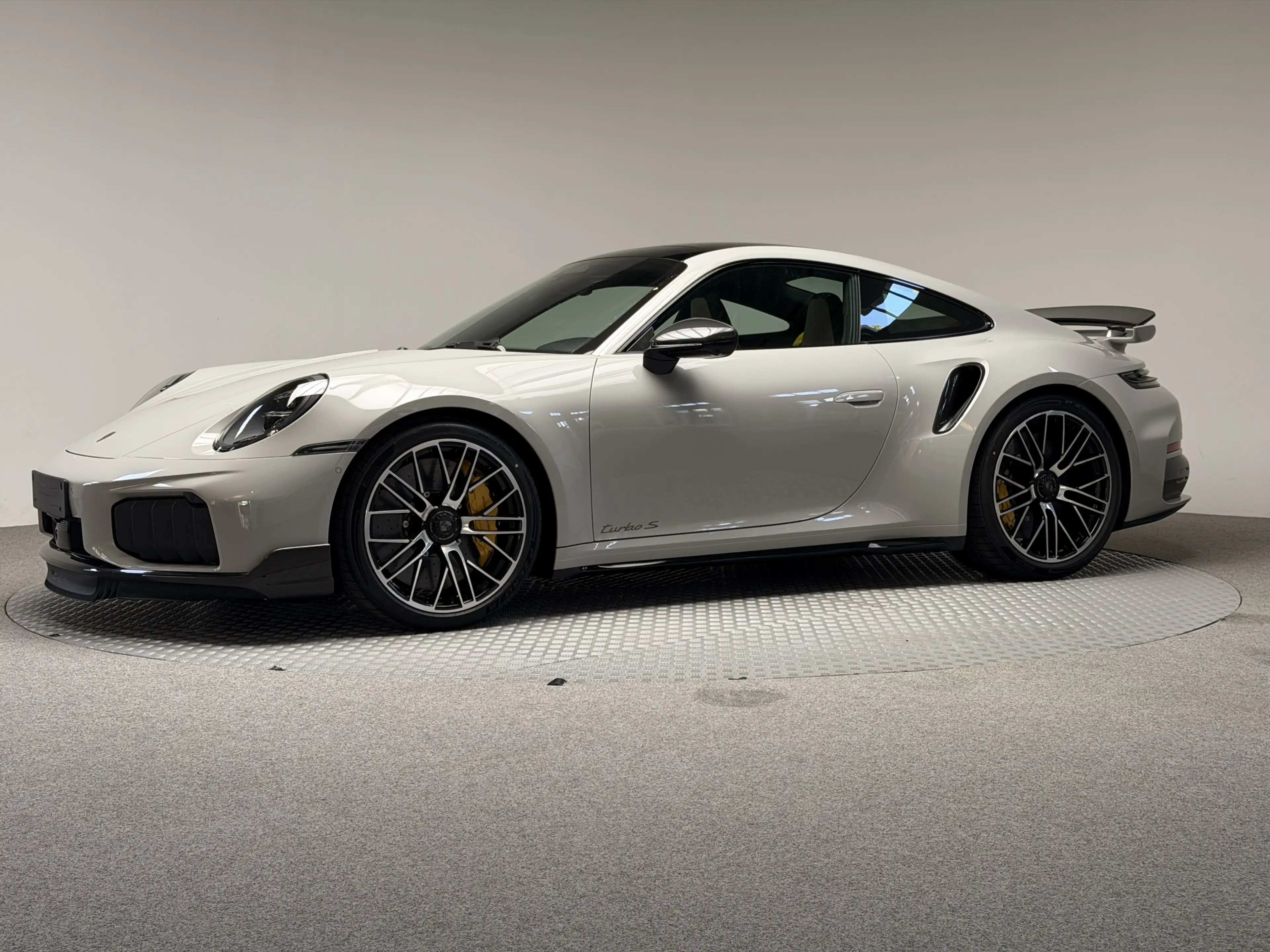 Porsche 911 911 Turbo S FACELIFT ON STOCK! — photo 2