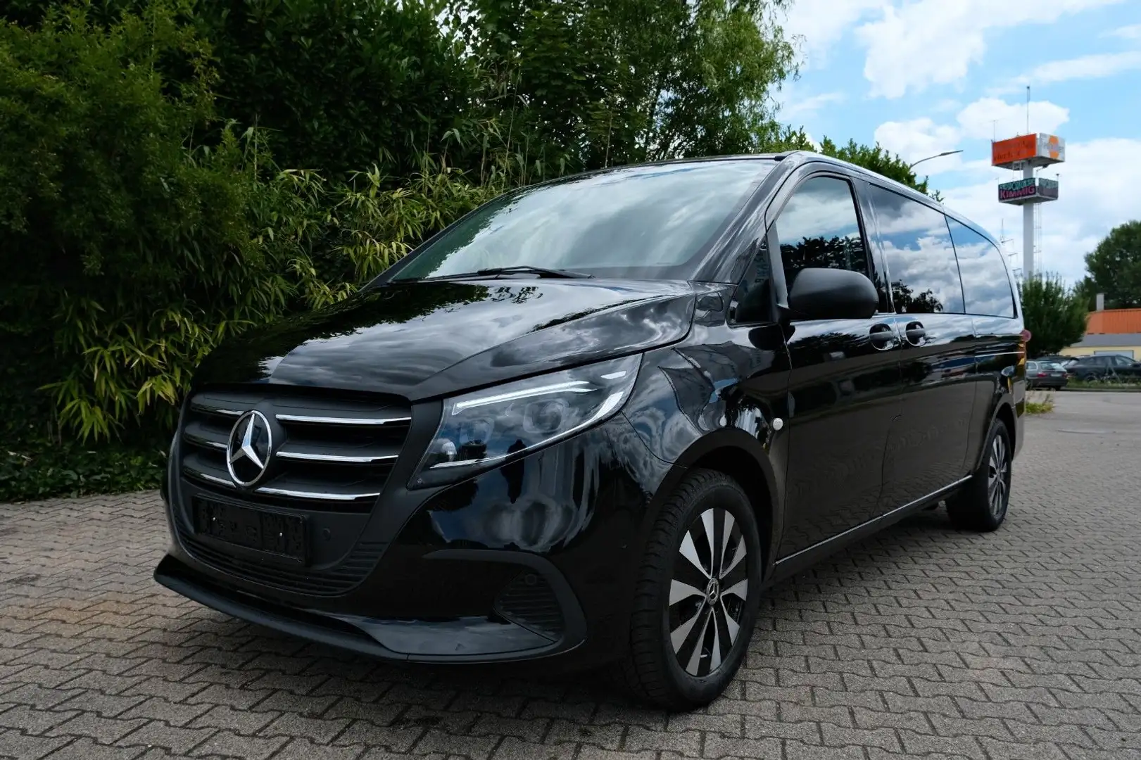 Mercedes-Benz Vito Tourer 114 CDI 9Pl extralang Leder LED MBUX Black - 1