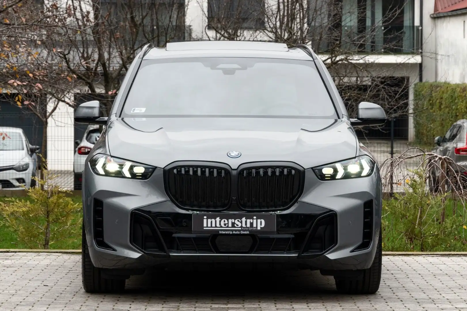 BMW X5 50e M SPORT.LUFTF.PANO.DR.ASS.PRO.360.22".AHK Grau - 2