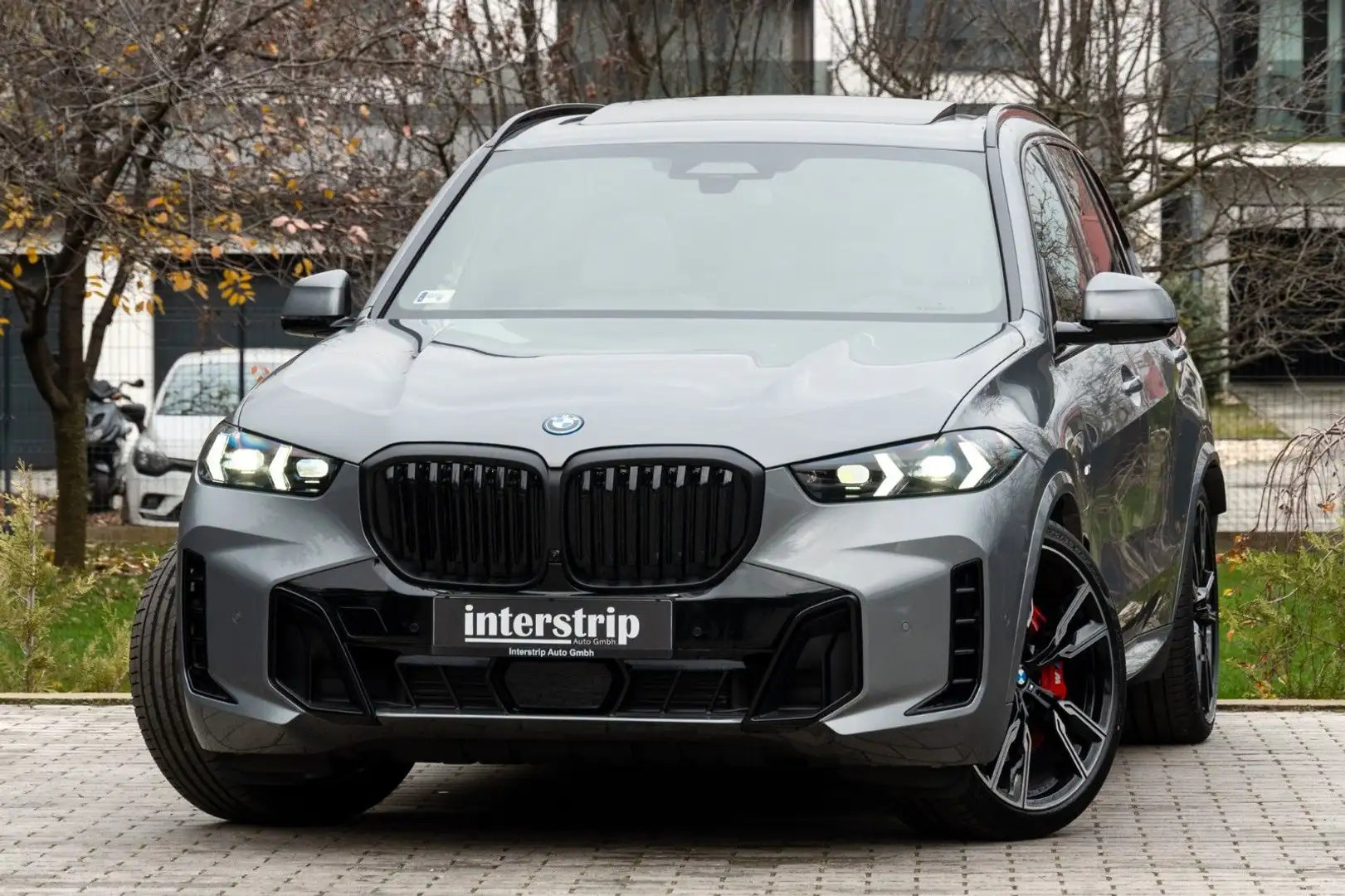 BMW X5 50e M SPORT.LUFTF.PANO.DR.ASS.PRO.360.22".AHK Grau - 1