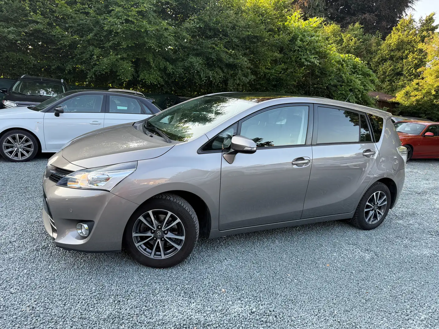 Toyota Verso Verso 1.8i Skyview 5pl. Carnet Toyota Navigations Grijs - 2
