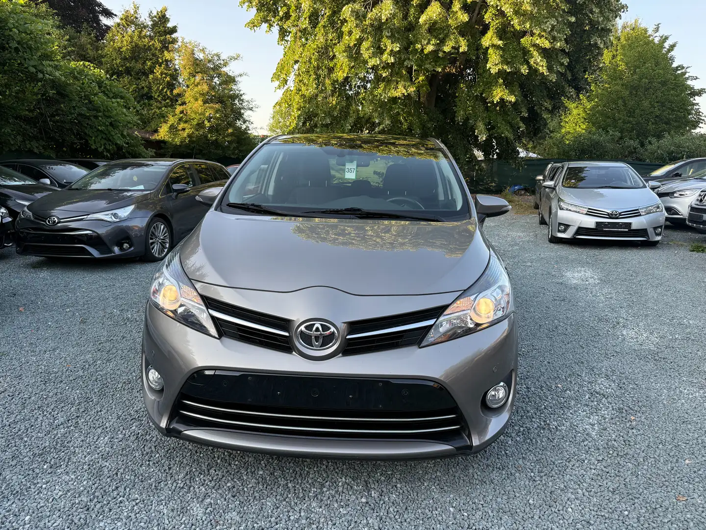 Toyota Verso Verso 1.8i Skyview 5pl. Carnet Toyota Navigations Grijs - 1
