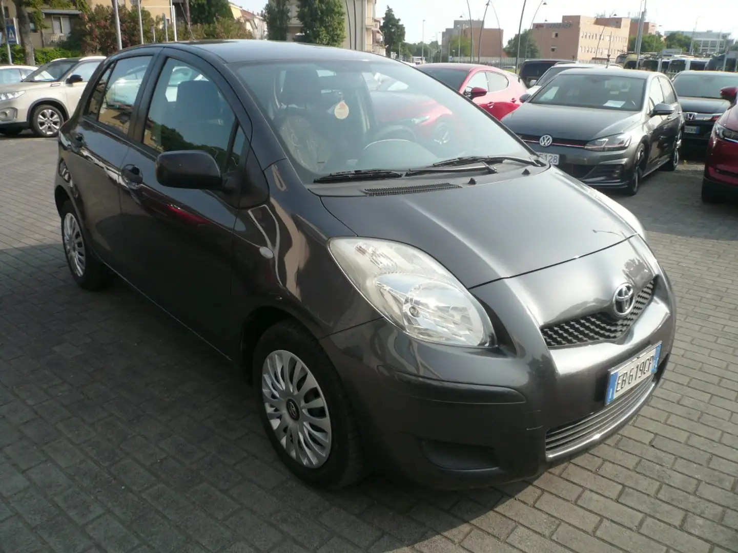 Toyota Yaris Yaris 5p 1.4 d-4d dpf Neopatentati Grigio - 1