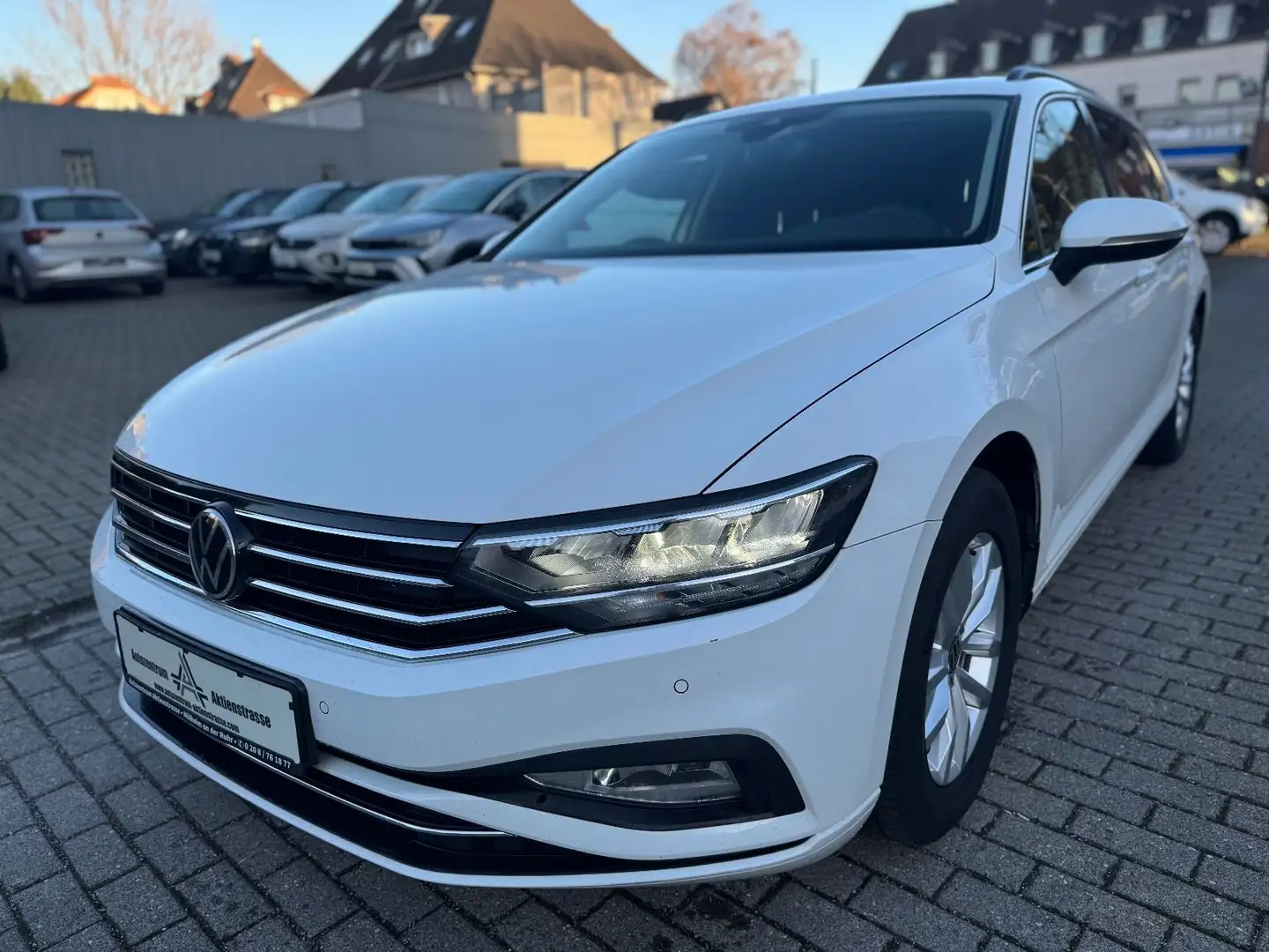 Volkswagen Passat Variant DSG Panorama Kamera Navi App-Conn Weiß - 2