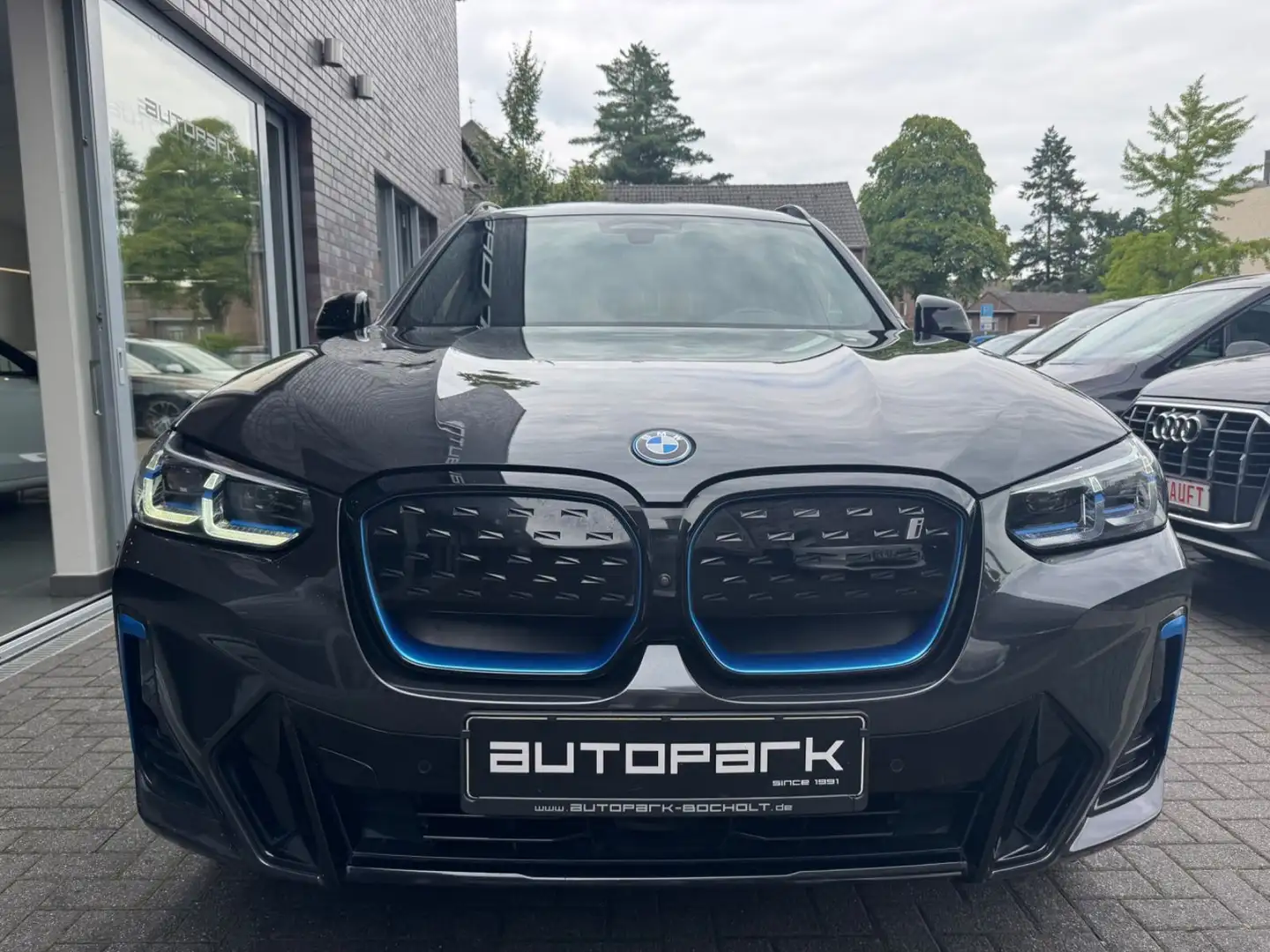 BMW iX3 Impressive M Sport Pano HUD h&k Laser REC Grau - 2