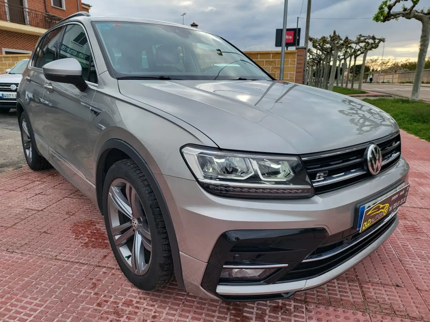 Volkswagen Tiguan 2.0TDI R-Line DSG 110kW Grau - 2