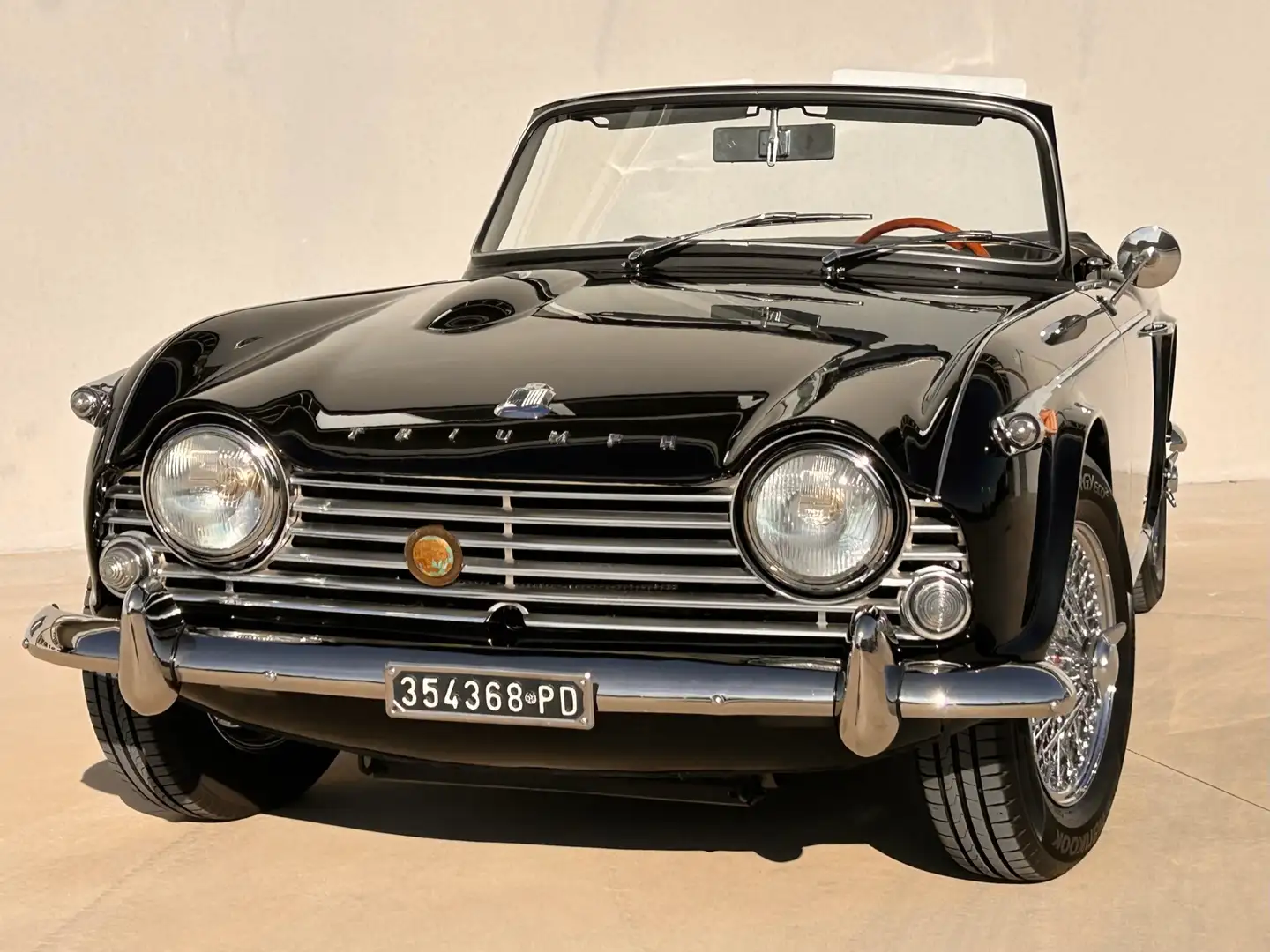 Triumph TR4 IRS A.S.I. targa oro Negru - 2