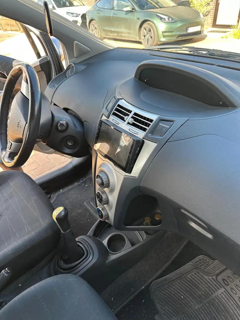 Toyota Yaris 1.0i VVT-i Linea Luna MMT Grijs - 1