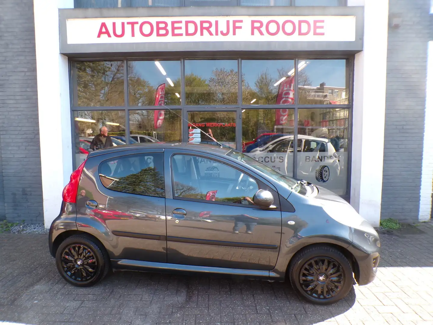 Peugeot 107 1.0-12V Sublime 1 EIGENAAR,AIRCO,NIEUWE APK !!! Gris - 1