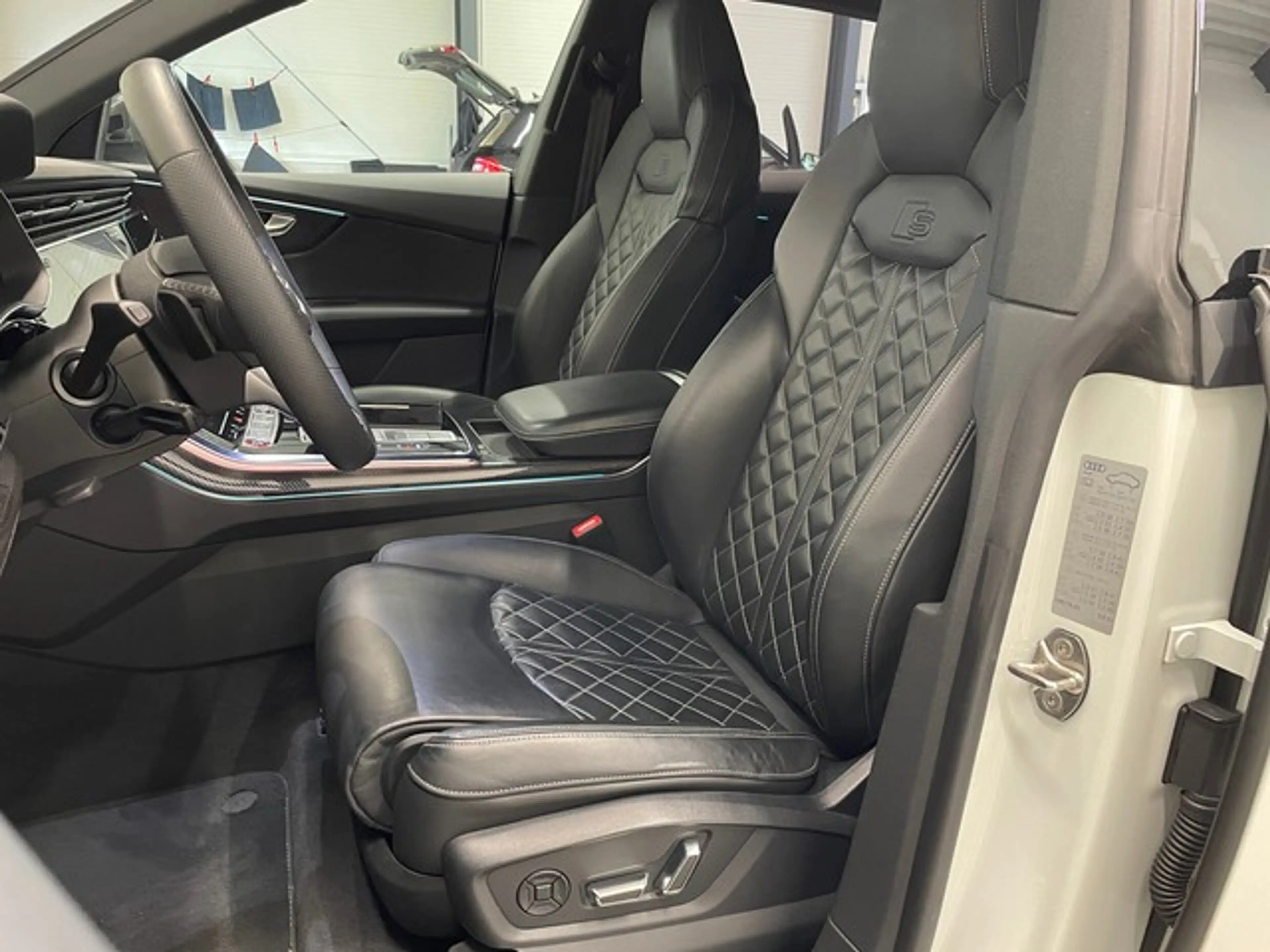 Audi SQ8 4.0 TFSI quattro competition plus — photo 9