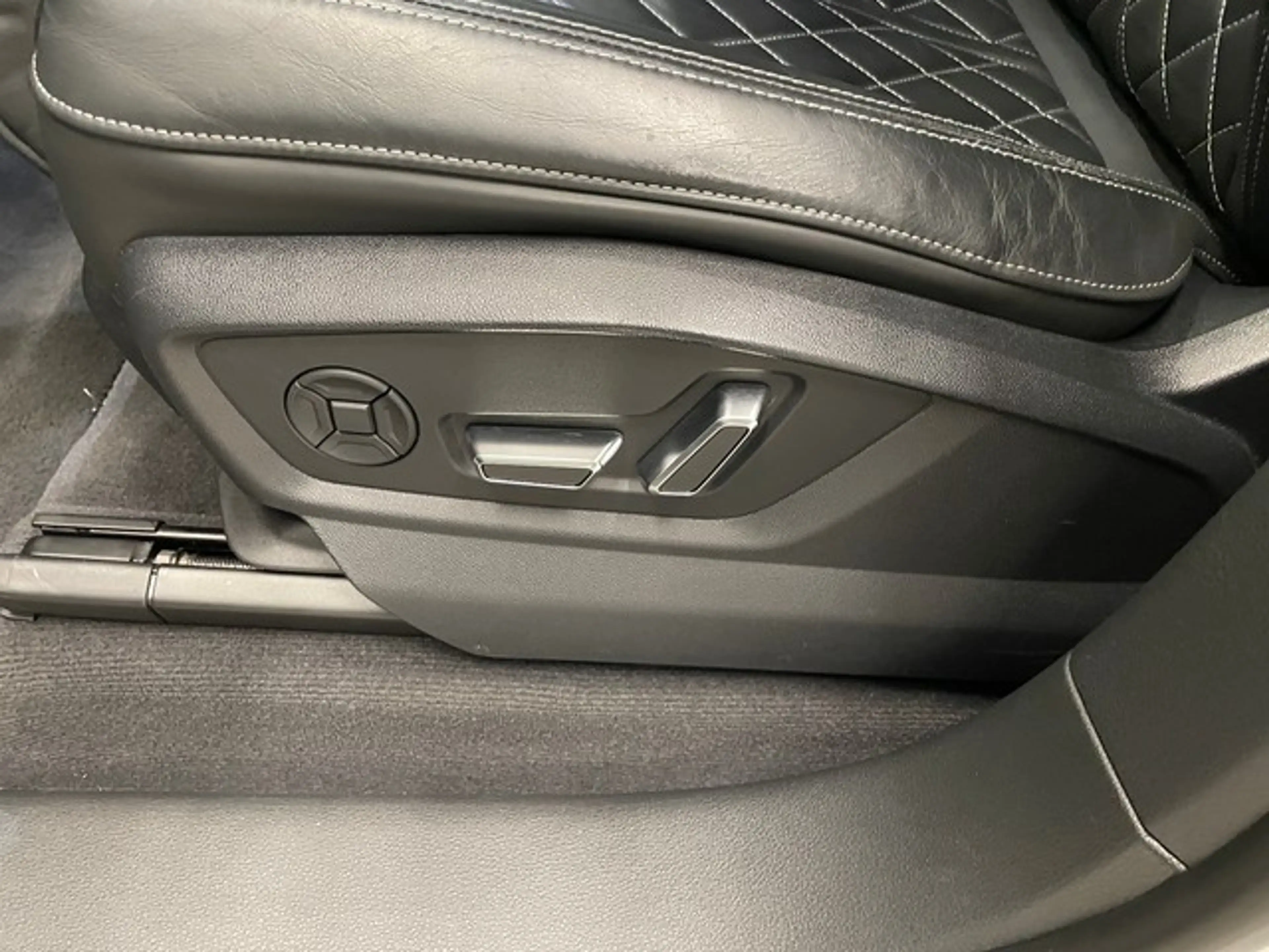 Audi SQ8 4.0 TFSI quattro competition plus — photo 11