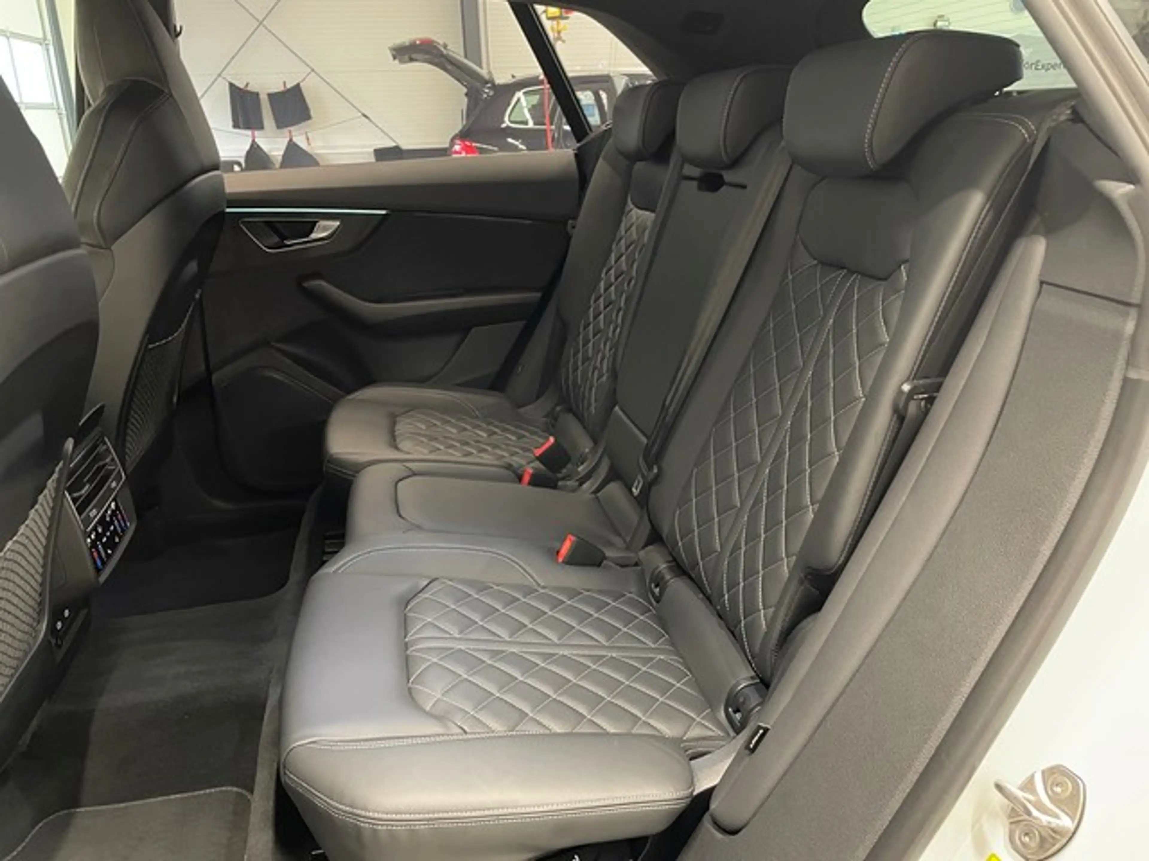 Audi SQ8 4.0 TFSI quattro competition plus — photo 10