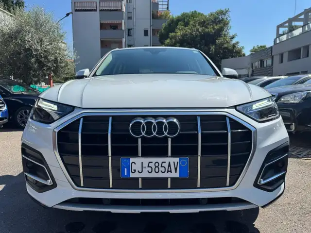 Audi Q5 view 4