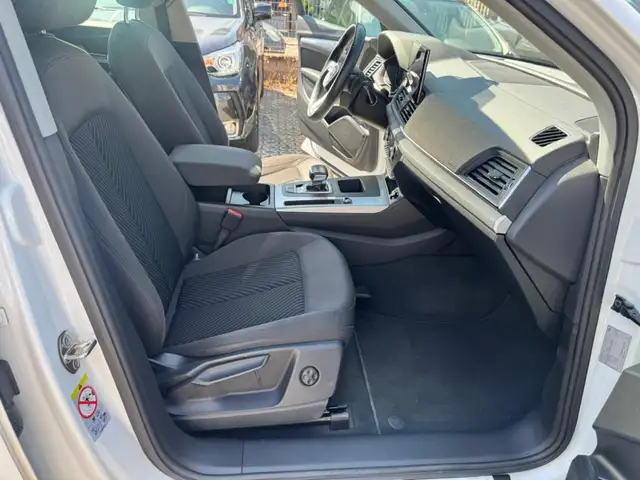 Audi Q5 view 11
