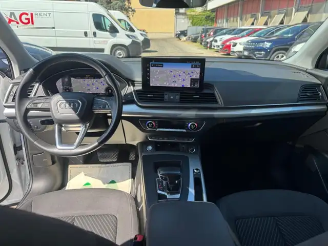 Audi Q5 view 8