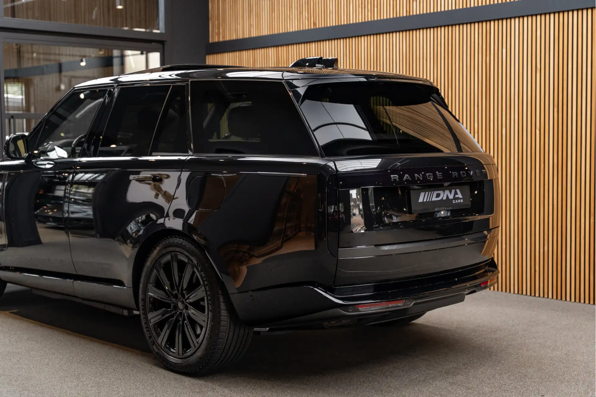 Land Rover Range Rover P550 2026 검정 사진 7