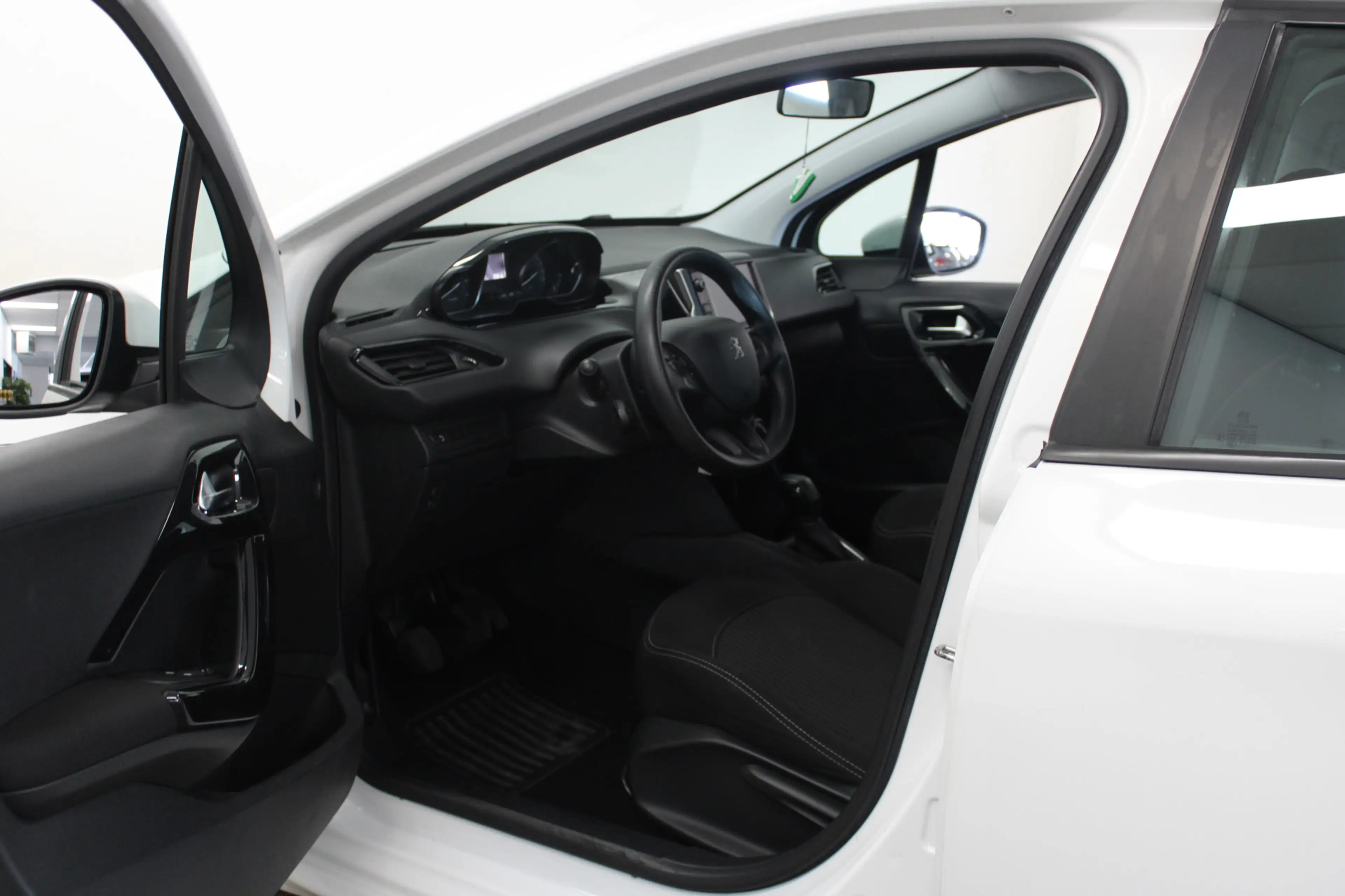 Peugeot 208 1.2 PureTech Blue Lion — photo 10