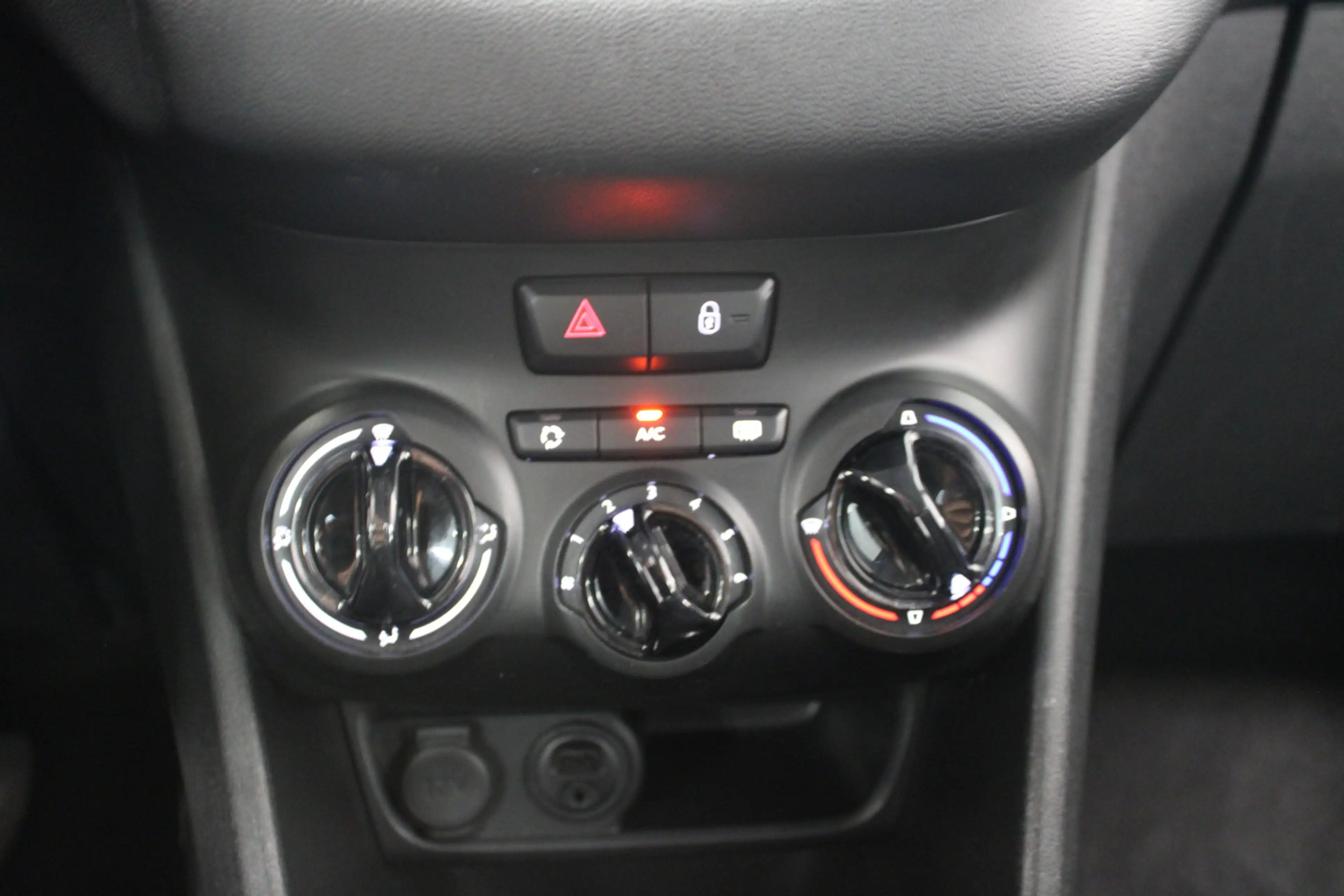 Peugeot 208 1.2 PureTech Blue Lion — photo 19