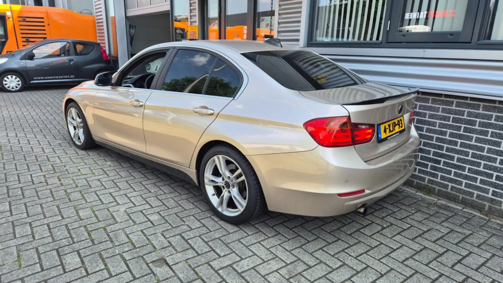 BMW 320 320i EffiicientDynamics Edition Executive LEDER NA Grau - 2