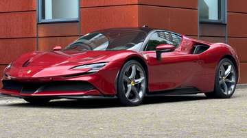 SF90 Stradala LIFT, CARBON, Rosso Fiorano