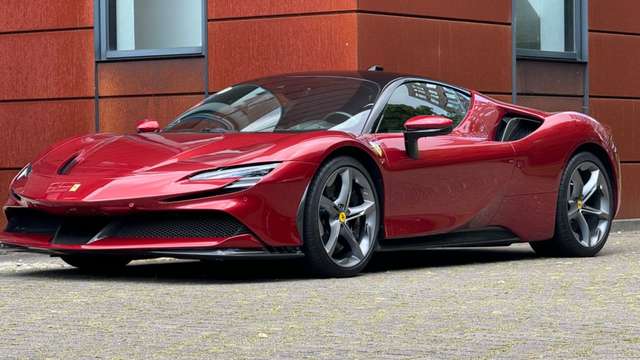 Imagine Ferrari SF90 Stradala LIFT, CARBON, Rosso Fiorano