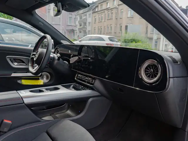 Mercedes-Benz 220 view 8