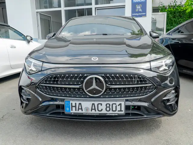 Mercedes-Benz 220 view 3