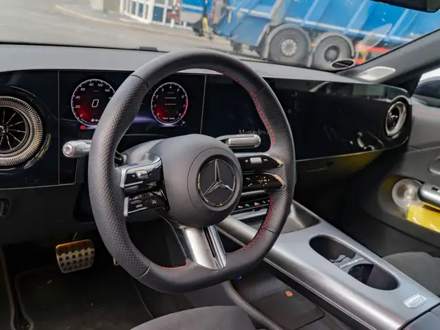 Mercedes-Benz 220 view 12