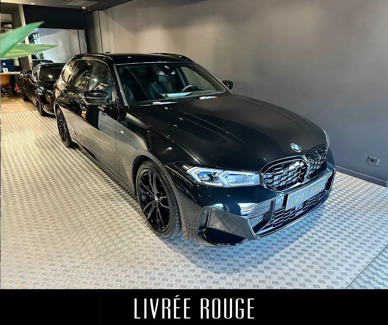 BMW 330 330d Touring mhev 48V xdrive Msport auto Zwart - 2