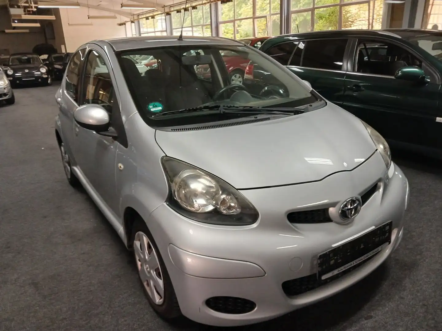 Toyota Aygo AYGO Cool TUV AU 9/27 KLIMA SERVICE NEU Silber - 2