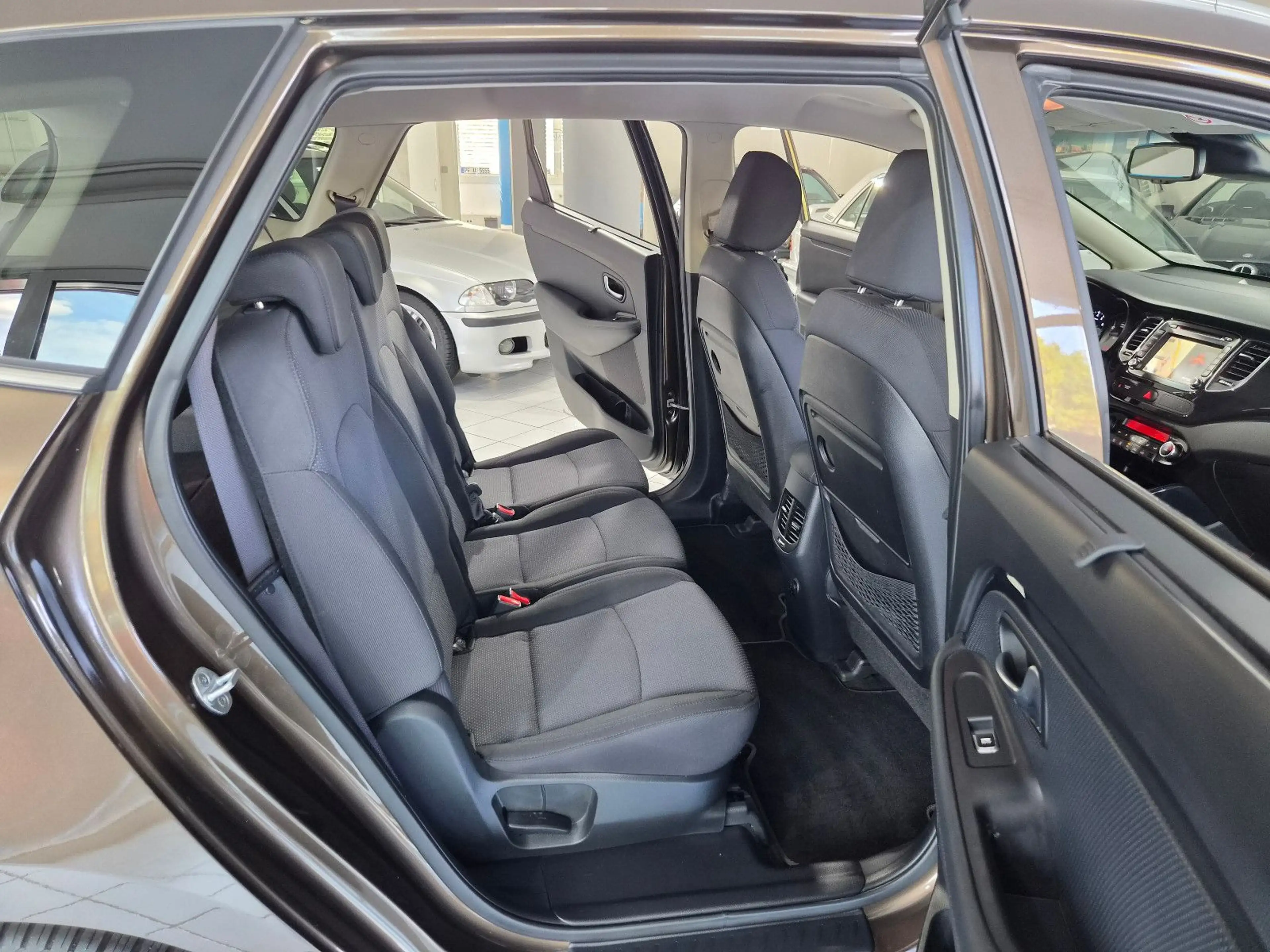 Kia Carens Vision 2.0* 2.HAND*SHZ*AHK*RFK*AUTOMATIK — photo 13