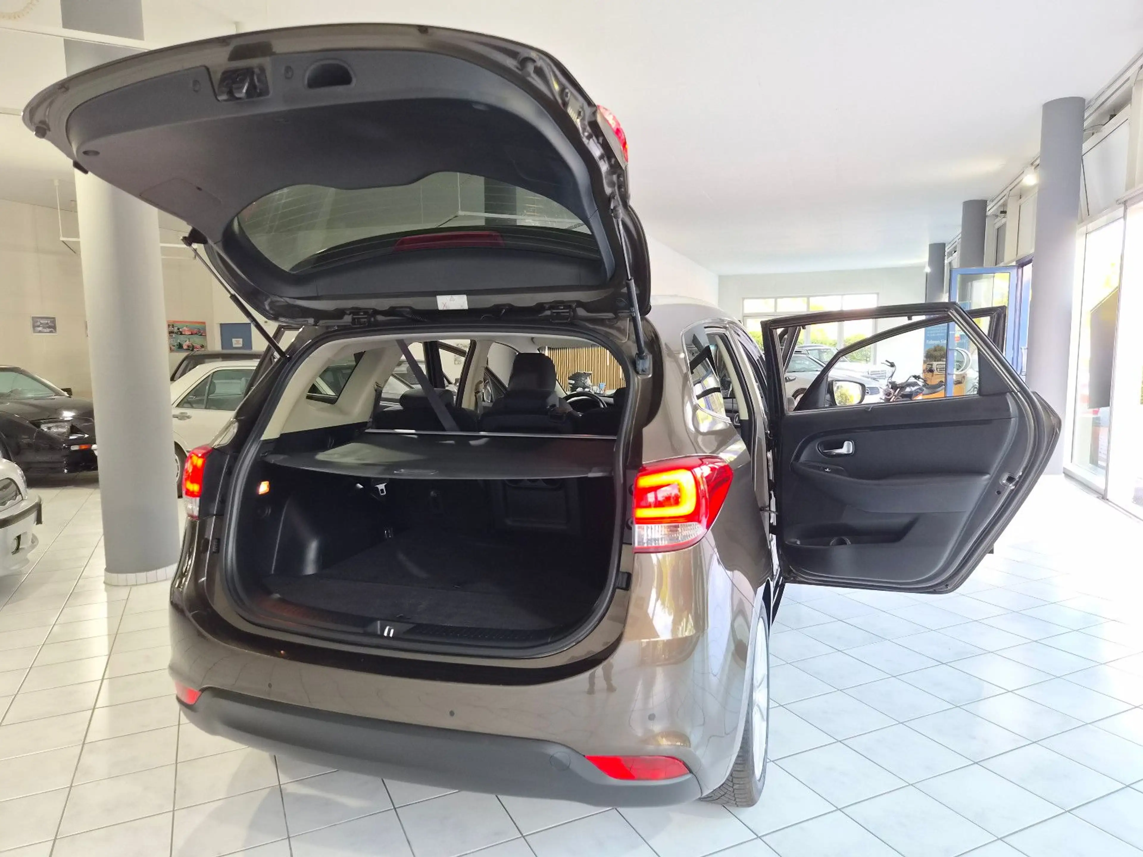Kia Carens Vision 2.0* 2.HAND*SHZ*AHK*RFK*AUTOMATIK — photo 12
