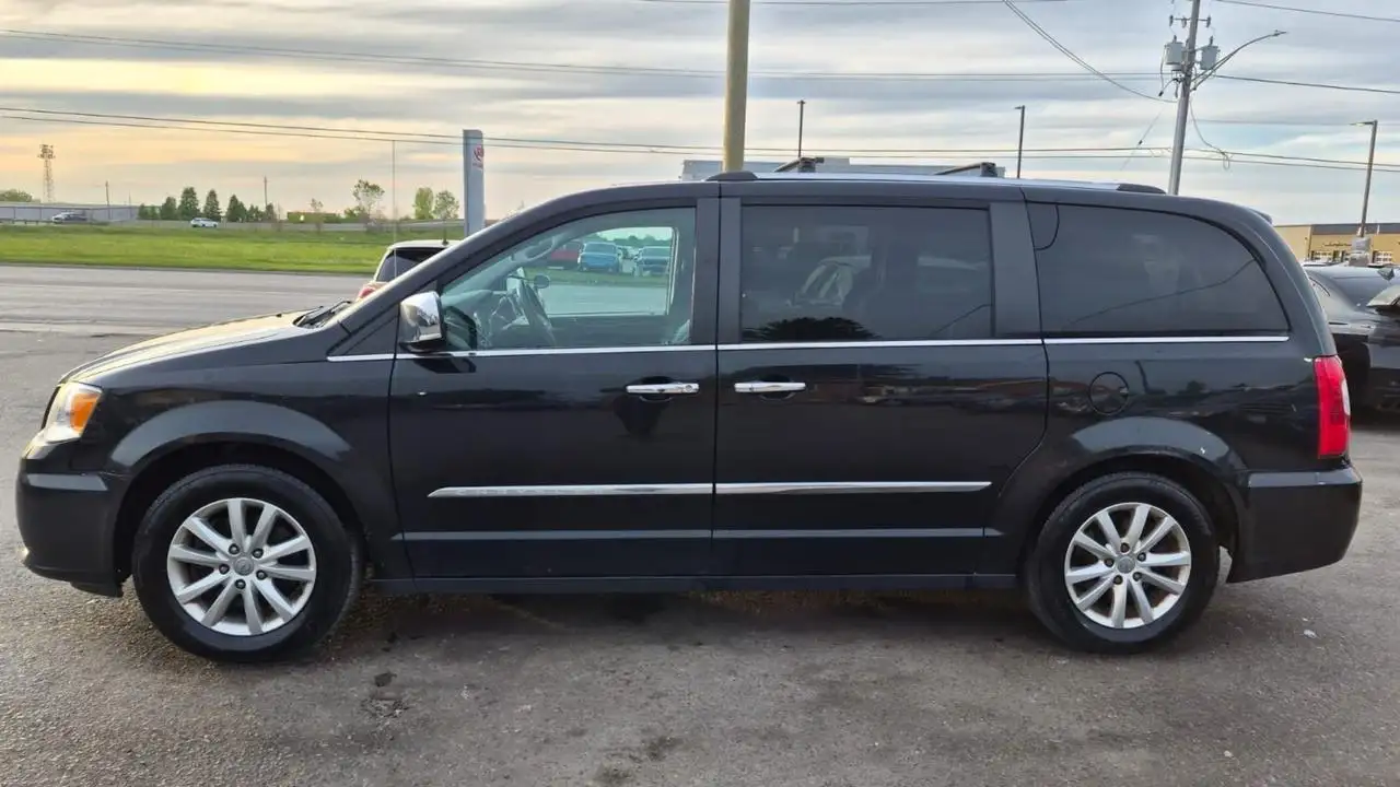 Chrysler Town & Country снимка Chrysler Town & Country