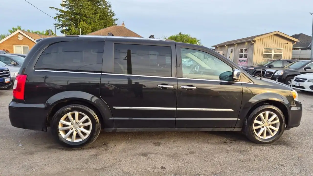 Chrysler Town & Country снимка Chrysler Town & Country