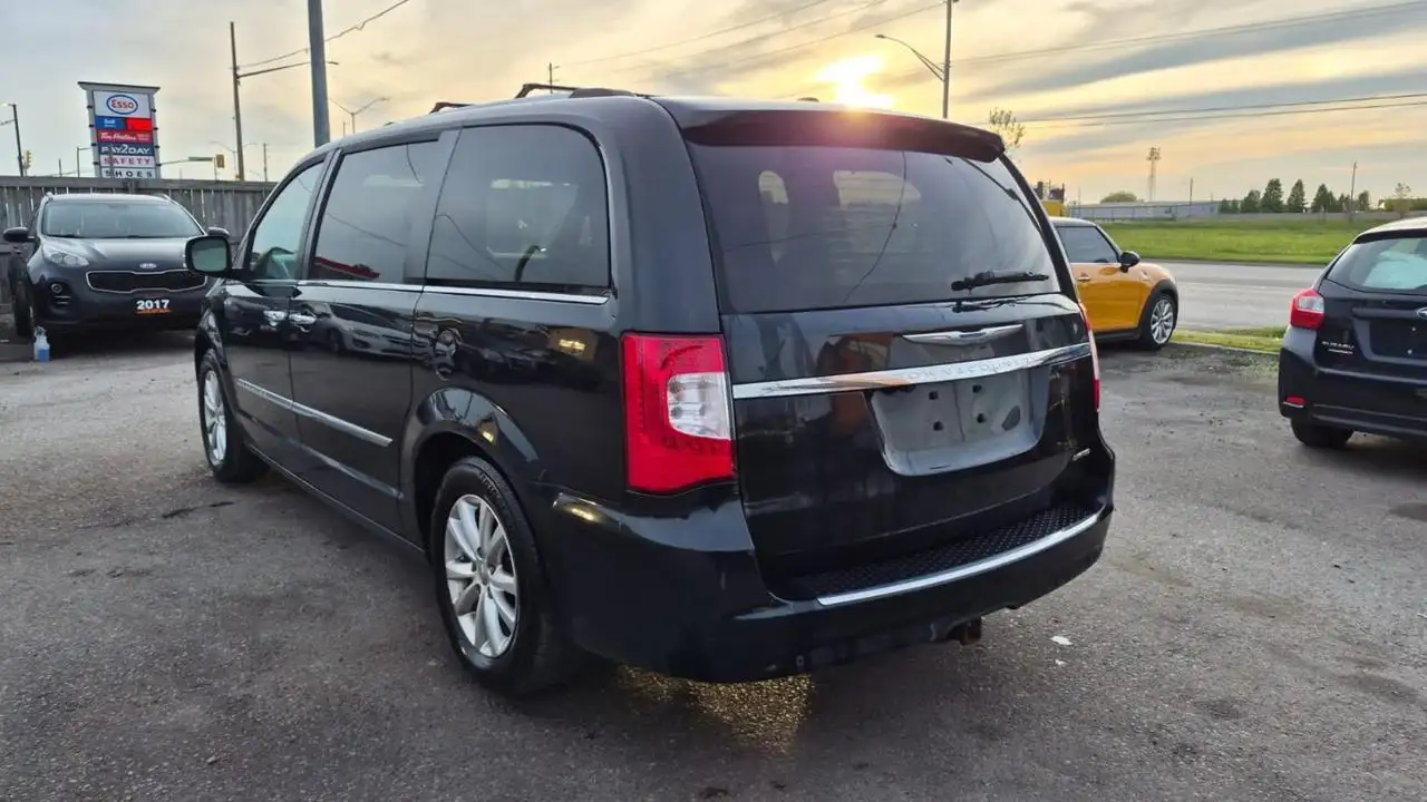 Chrysler Town & Country снимка Chrysler Town & Country