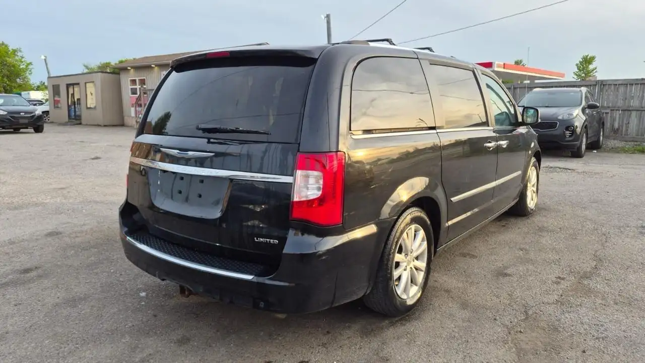 Chrysler Town & Country снимка Chrysler Town & Country