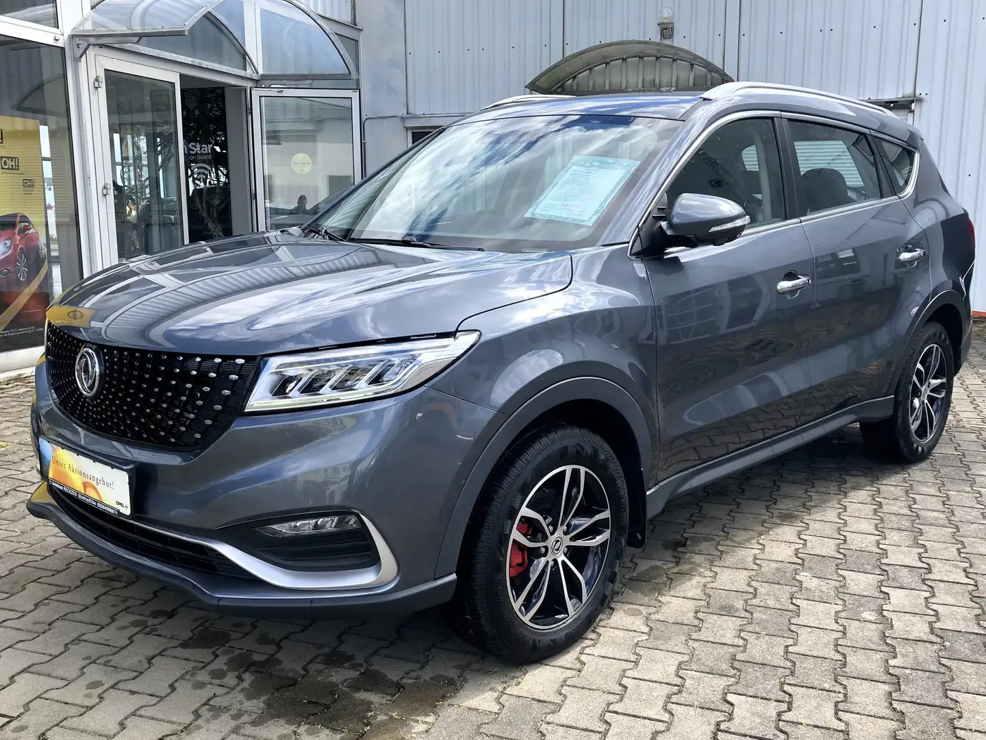 DFSK Fengon 580 Navi/ DAB + / 7 Sitze / Panoramadach Šedá - 1