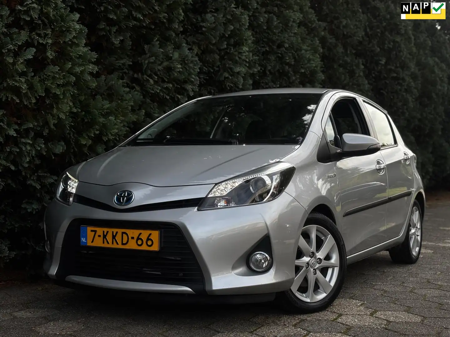 Toyota Yaris 1.5 Full Hybrid Dynamic | Navi | Trekhaak Grijs - 1