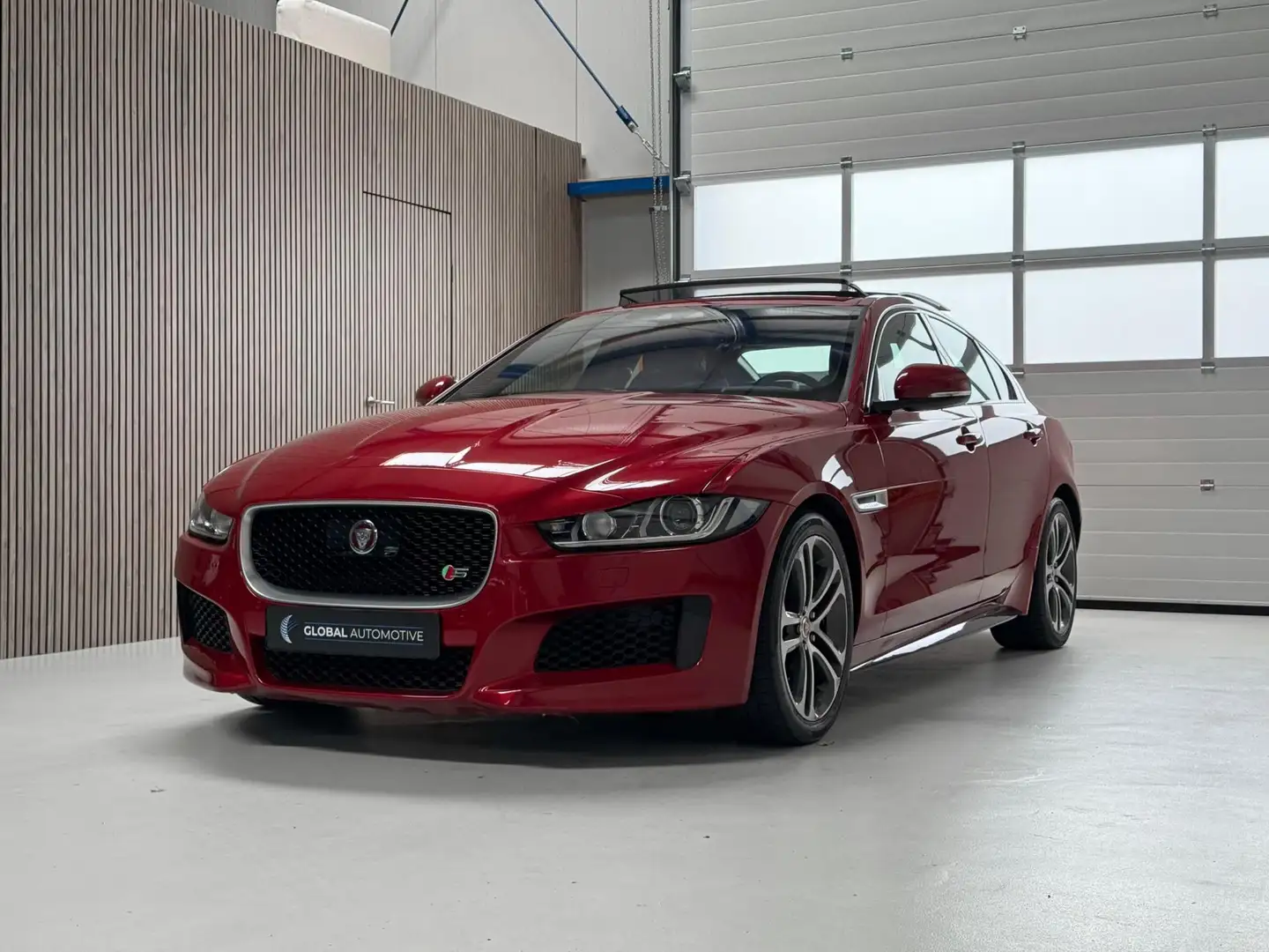 Jaguar XE 3.0 S V6 - SCHUIFDAK - CAMERA - VOORRUIT VERWARMIN Rosso - 1