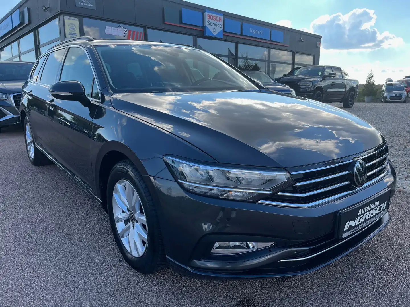 Volkswagen Passat Variant Business mit AHK+LED+NAVI+PDC Grau - 1
