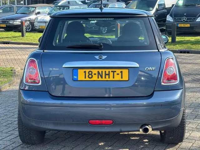 Mini Hatch view 6