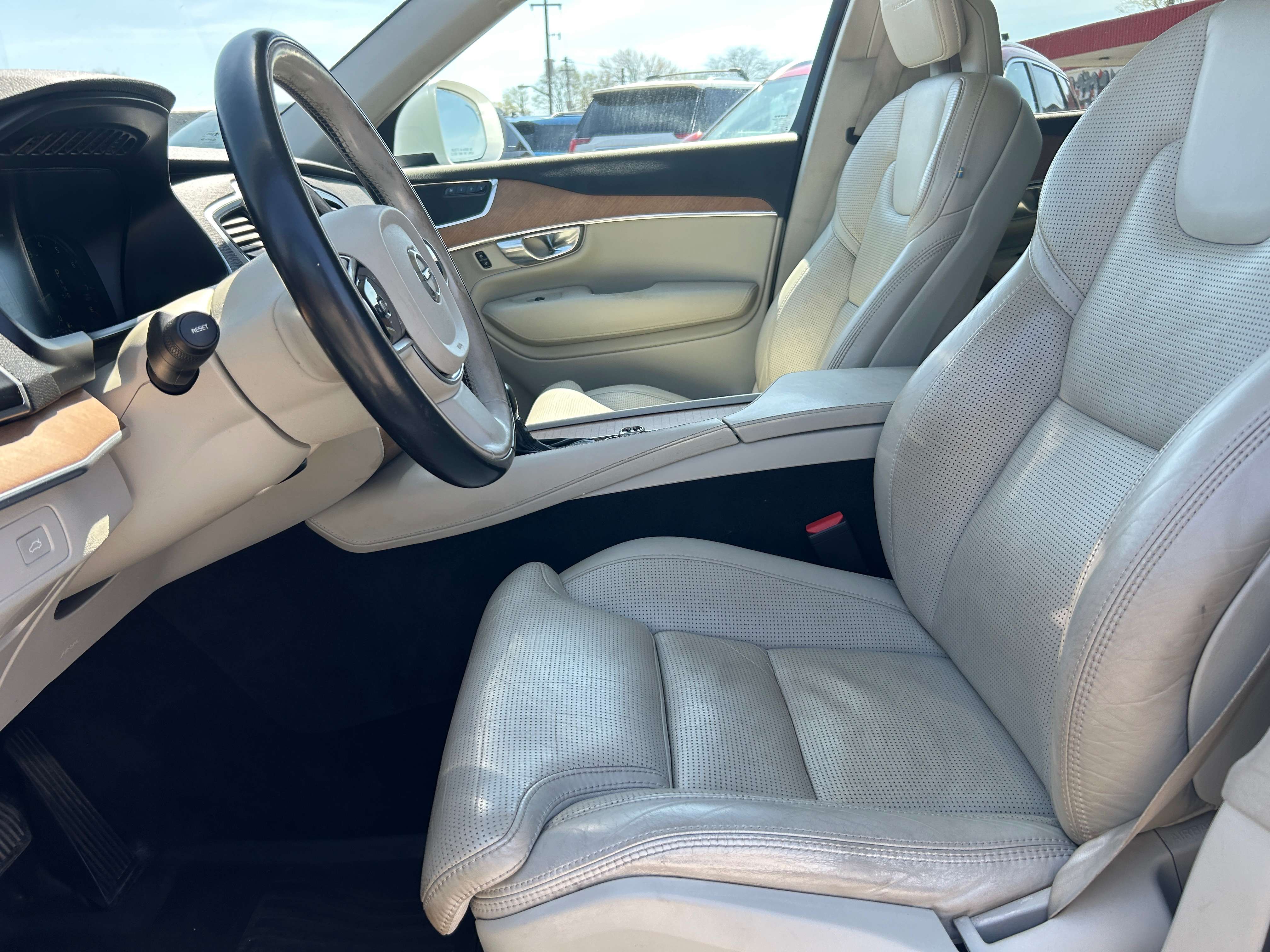 2018 Volvo XC90 T6, 7 PASSENGER, AWD, SUNROOF, HEATED LEATHER! thumb 12