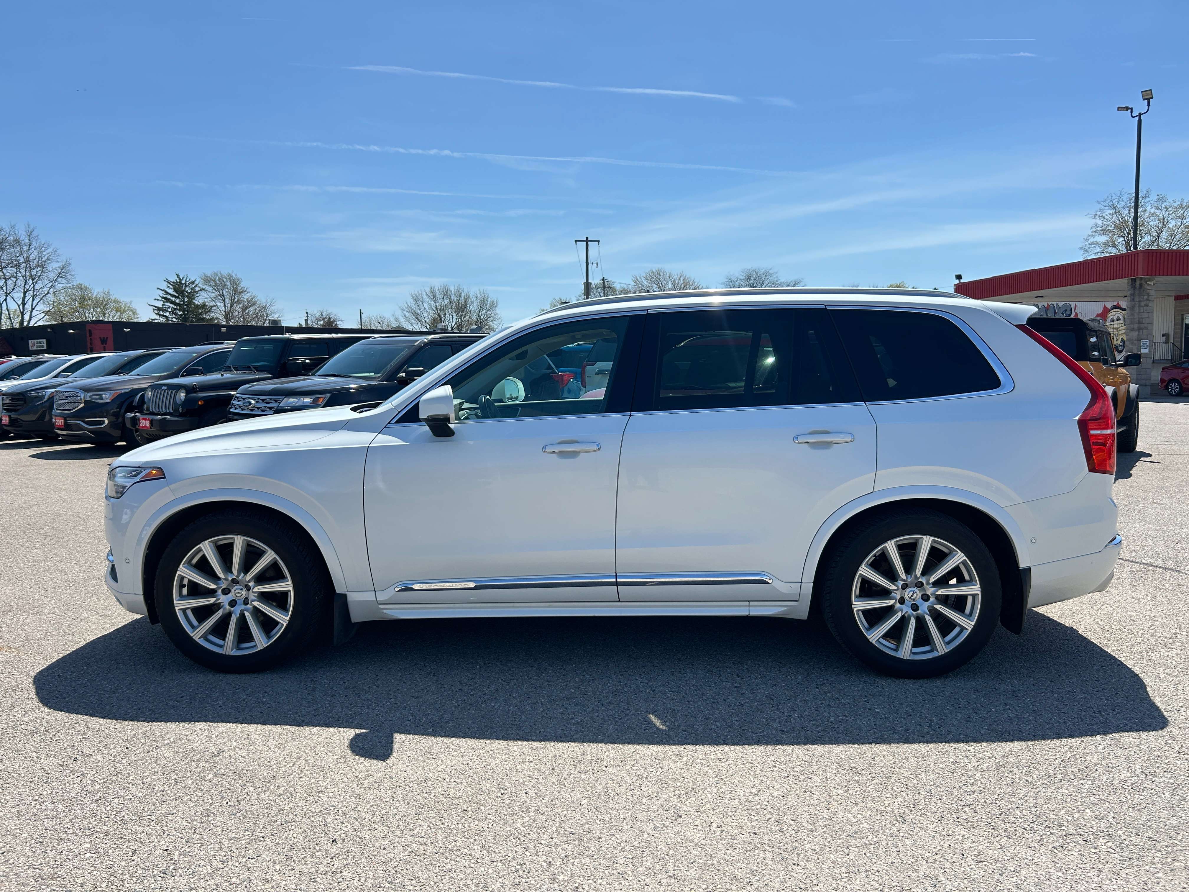 2018 Volvo XC90 T6, 7 PASSENGER, AWD, SUNROOF, HEATED LEATHER! alt 3