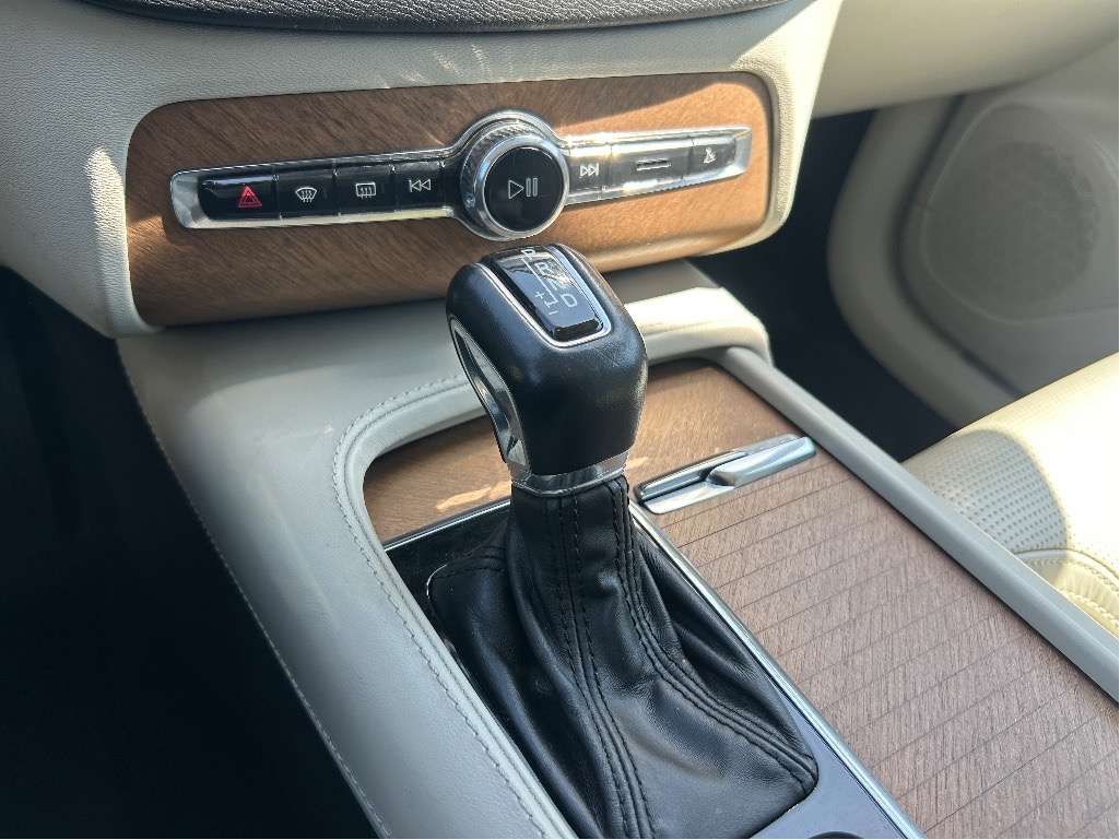 2018 Volvo XC90 T6, 7 PASSENGER, AWD, SUNROOF, HEATED LEATHER! thumb 13