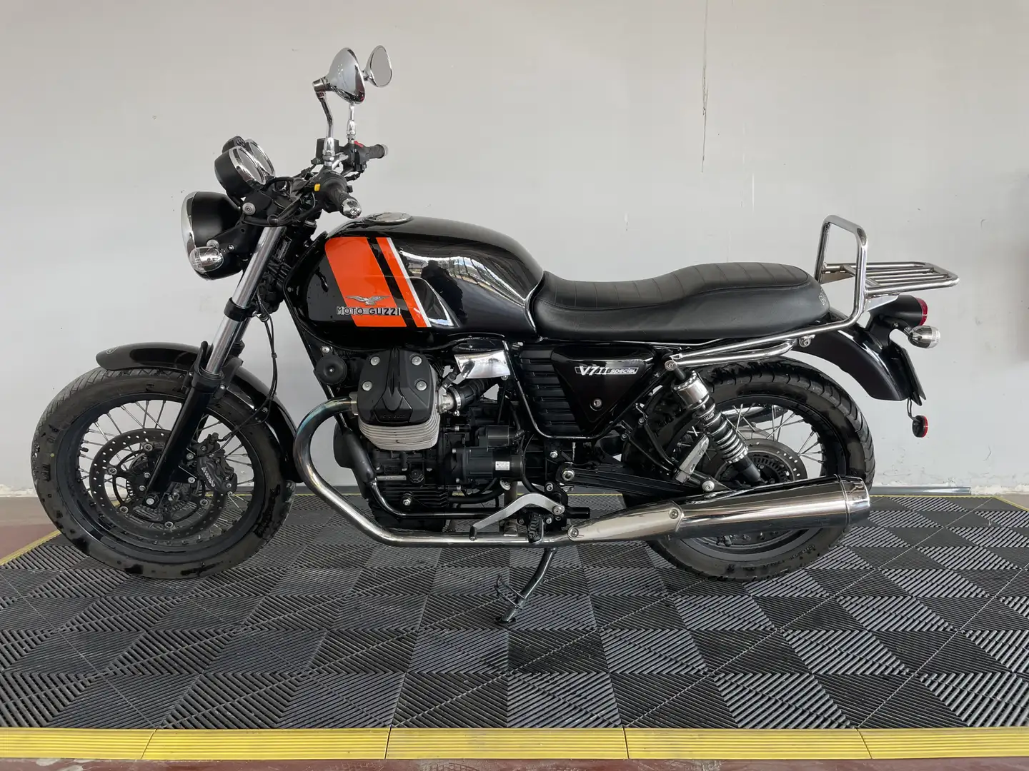 Moto Guzzi V 7 Negru - 1