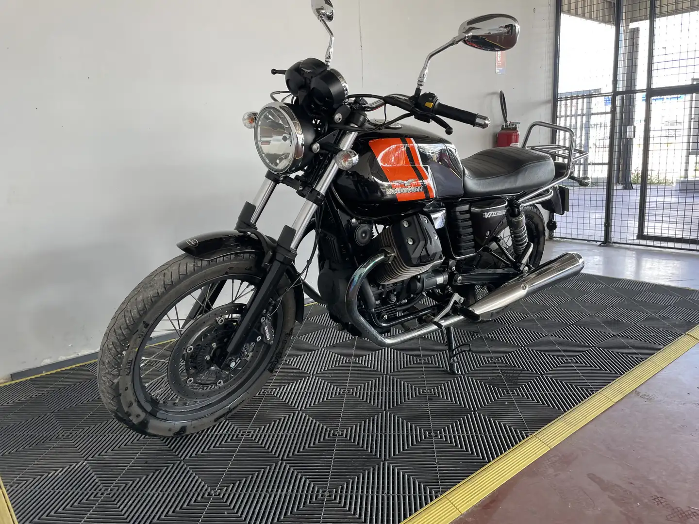 Moto Guzzi V 7 Negru - 2